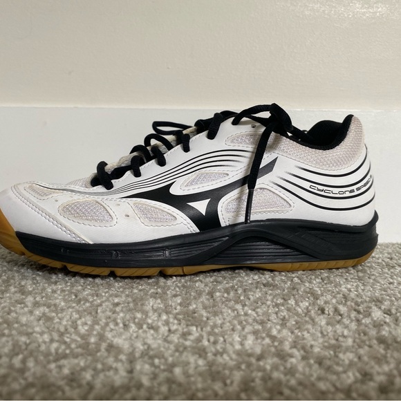 Mizuno Shoes - Girls Mizuno volleyball shoes